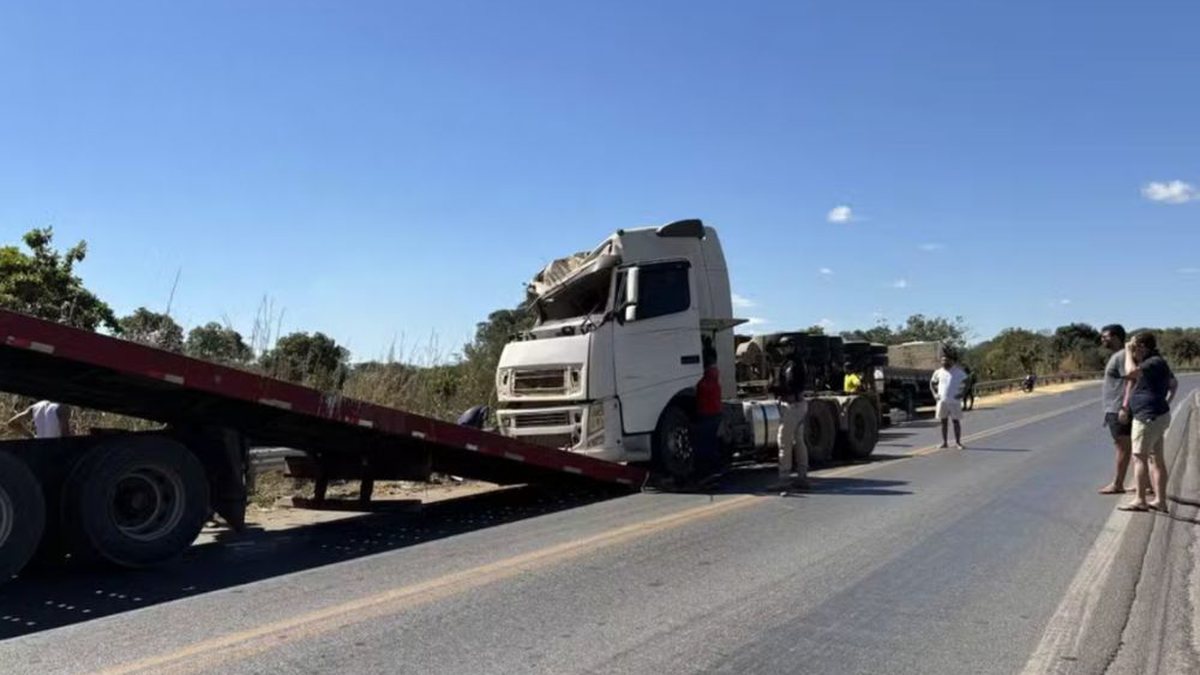 Motorista fica preso às ferragens e morre após carreta tombar próximo a cidade baiana