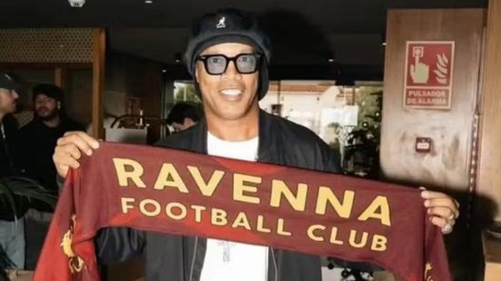 Aos 46 anos, Ronaldinho Gaúcho assina com clube italiano