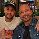 Imagem Pai de Neymar assiste jogo do Brasil no Texas acompanhado da namorada; veja foto