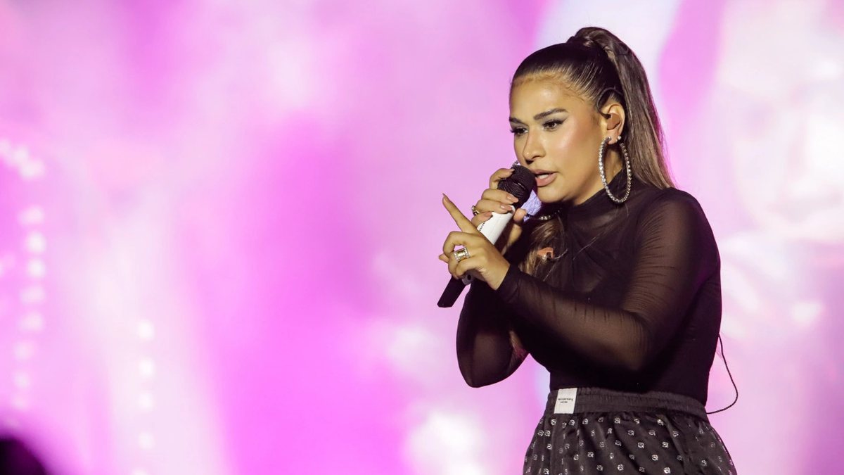 "Cura para caganeira": Simone Mendes é surpreendida por fã com remédio após sufoco em show; veja vídeo