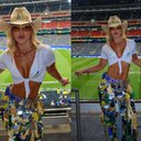 Imagem Virginia usa peça exclusiva feita á mão para assistir jogo entre Brasil x Japão
