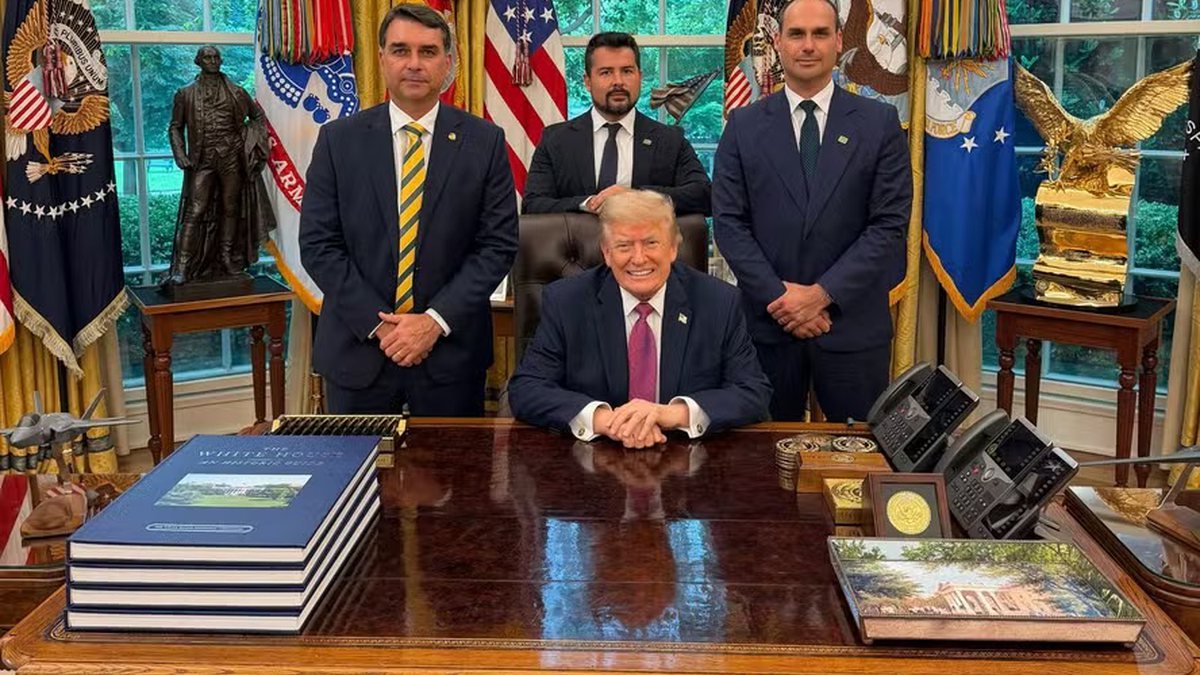 Depois de posar ao lado de Trump, Flávio culpa Lula pela tarifa dos EUA de 12,5% sobre produtos brasileiros