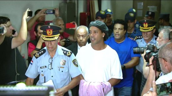 Nem o \u0022bruxo\u0022 conseguiu escapar: a inacreditável prisão de Ronaldinho Gaúcho