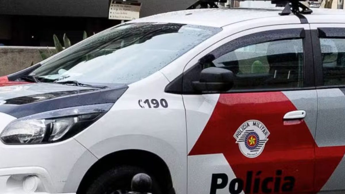 Policial exige fuzil e drogas para não prender homem e dispara: "Não fuja do seu compromisso" - QTU Questões do Universo