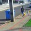 Pai é flagrado chutando filha de 3 anos na rua e diz à polícia que agressão aconteceu porque ela chorava\u003B assista