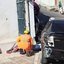 Homem esquece de puxar freio de mão e termina arrastado pelo próprio carro