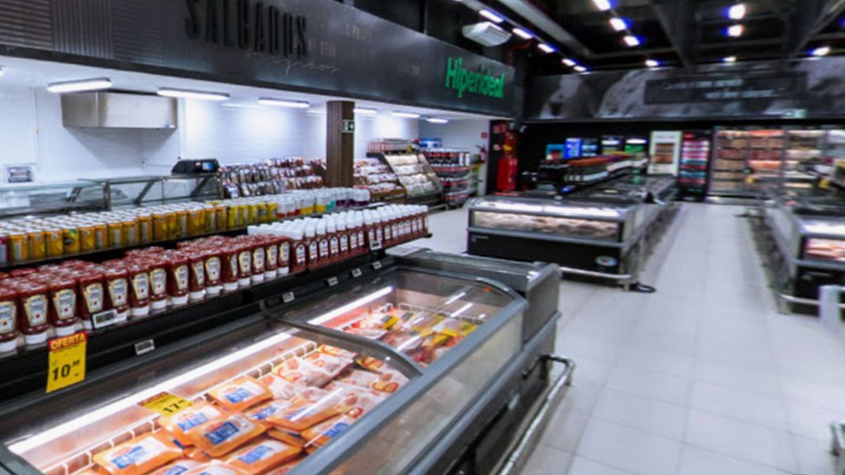Hiperideal é investigado por armazenar frango descongelado em freezer e falta de higiene