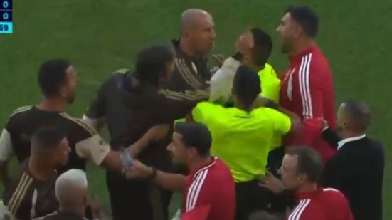 Imagem Prestianni é vaiado por torcida do Flamengo após caso de racismo contra Vini Jr. em jogo do Benfica; VÍDEO