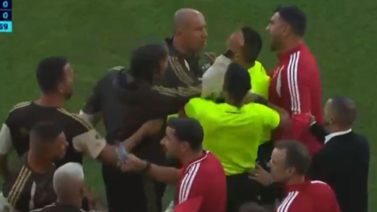 Prestianni é vaiado por torcida do Flamengo após caso de racismo contra Vini Jr. em jogo do Benfica; VÍDEO