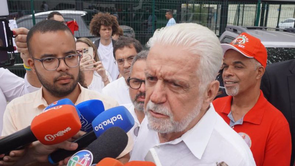 Jaques Wagner diz estar tranquilo sobre investigações e afirma que “história de cada um” será julgada nas urnas - QTU Questões do Universo