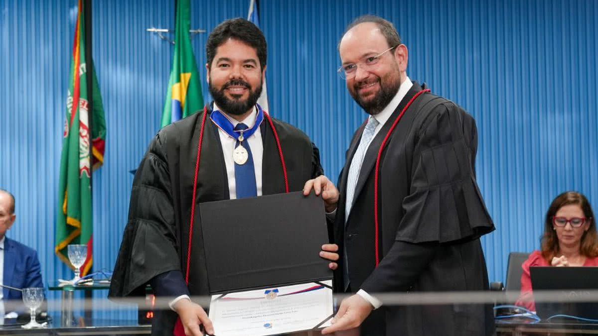 Desembargador do TRE, Danilo Costa recebe Medalha do Mérito Eleitoral com Palma