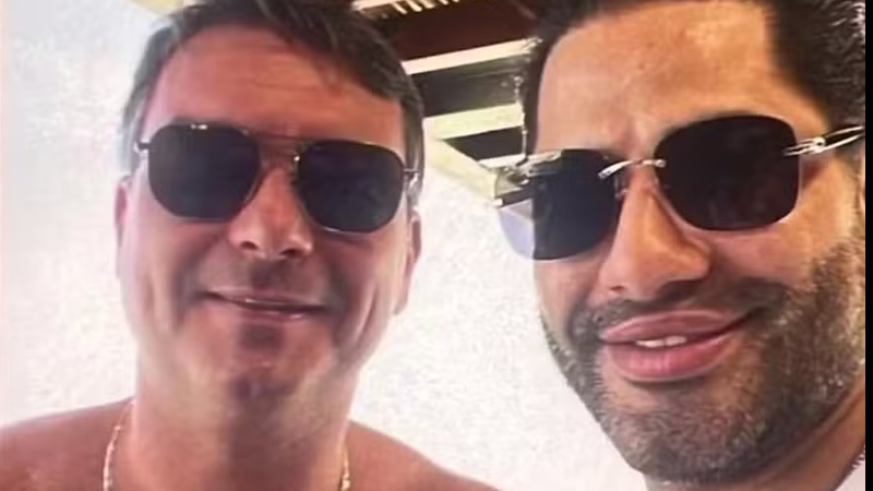 Imagem Foto de Flávio Bolsonaro com Sicário engajou mais que tarifaço dos EUA nas redes sociais
