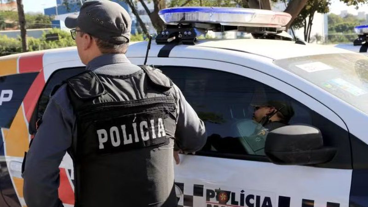 Homem invade casa, veste roupas de menina e é encontrado dormindo no quarto dela pela PM - QTU Questões do Universo