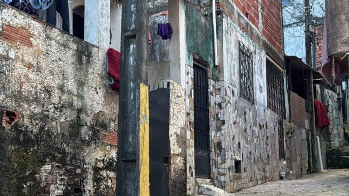 Suspeito troca tiros com a Rondesp, foge, invade casa e faz mulher e crianças reféns no Arenoso