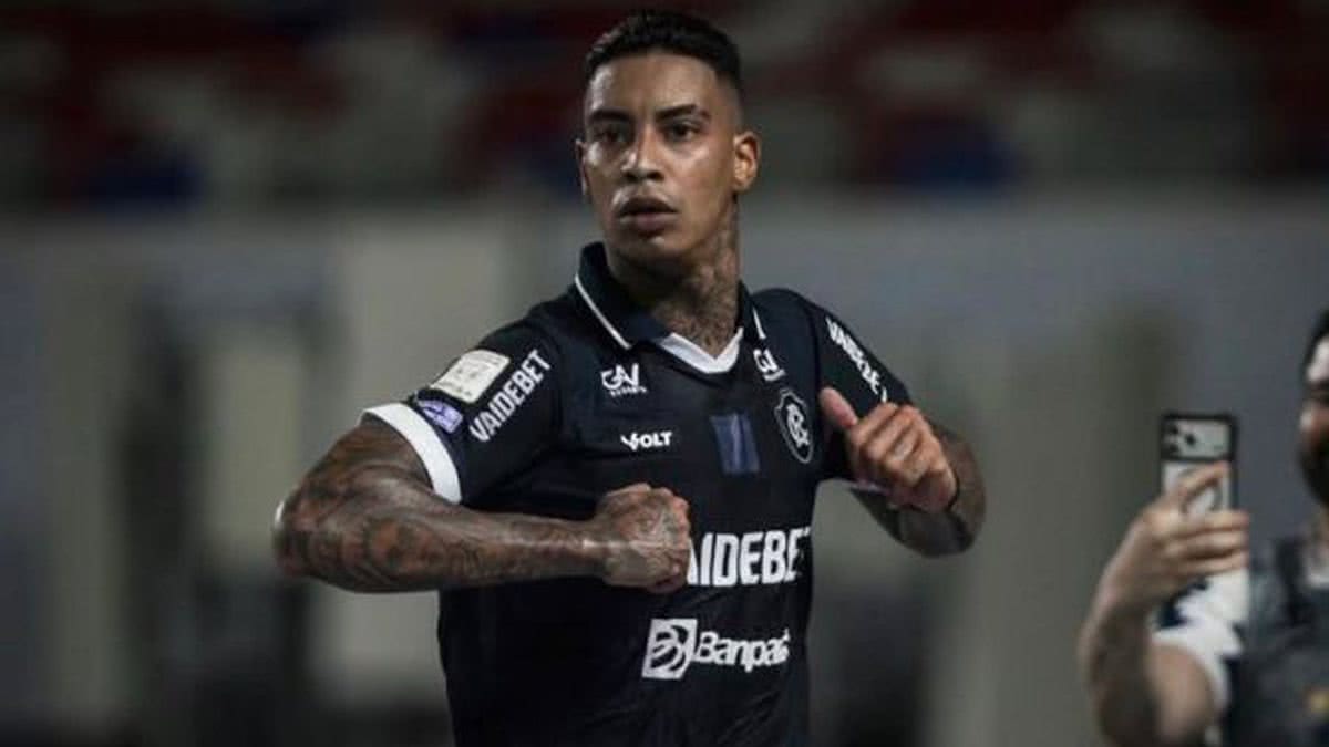 Provocou? Atacante do Remo faz gesto de galinha após gol contra o Vitória; veja momento
