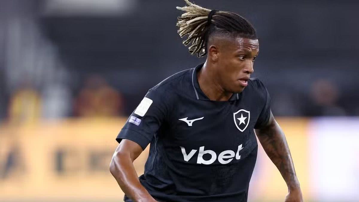 Volante baiano da Seleção Brasileira tem aumento de tensão com clube após ser envolvido em negociação de troca
