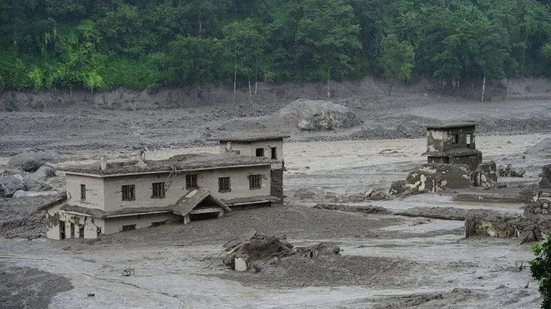 O desastre é considerado o mais devastador no Nepal desde o terremoto de 2015. Quase 9 mil pessoas morreram nesse caso. - BBC Geral