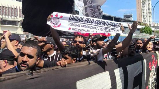Centenas de torcedores do Corinthians se reuniram na manhã deste sábado (22), no Parque São Jorge, em São Paulo, para protestar contra a atual administração do clube e cobrar uma intervenção judicial - Reprodução
