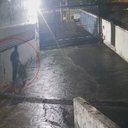Imagem Câmera flagra suspeito furtando cabos do sistema de segurança de condomínio em Salvador; assista