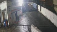 Imagem Câmera flagra suspeito furtando cabos do sistema de segurança de condomínio em Salvador; assista