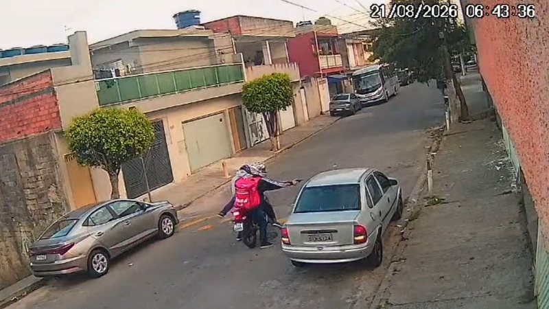 Motorista persegue e atropela criminosos após ser assaltado\u003B assista