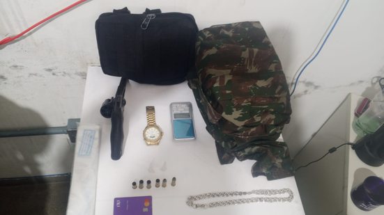 Objetos encontrados com o traficante 'Malvado' - Imagem: Coordenador de Área