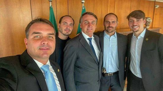 Jair Bolsonaro e filhos - Reprodução/Redes Sociais