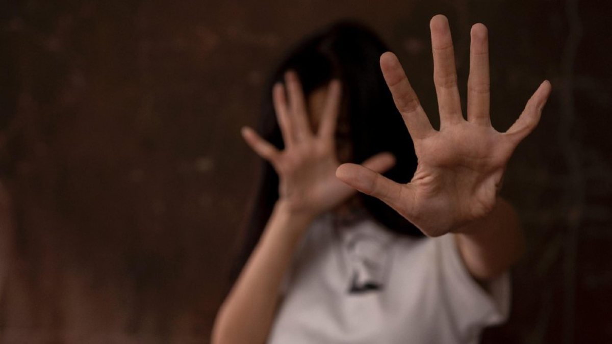 Noite de terror! Adolescente é estuprada por quatro homens, jogada nua na rua e sofre novo ataque ao pedir socorro