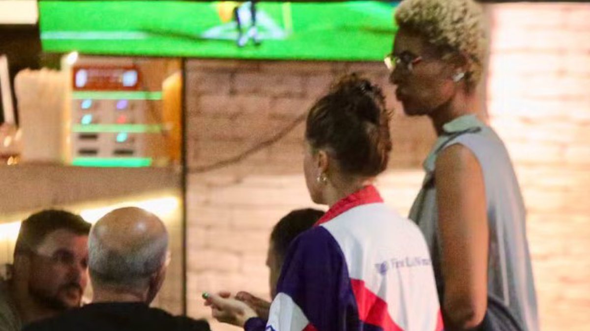 Voltaram? Namorando com jogadora, atriz da Globo é flagrada com ex-namorada; veja fotos - QTU Questões do Universo