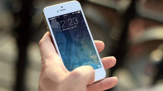 Imagem Homem devolve celular à polícia após receber notificação de restrição por roubo na Bahia