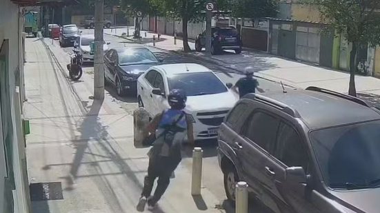 Imagem Covardia sem fim: Homem corre de assaltante, mas é perseguido e morto a tiros; ASSISTA