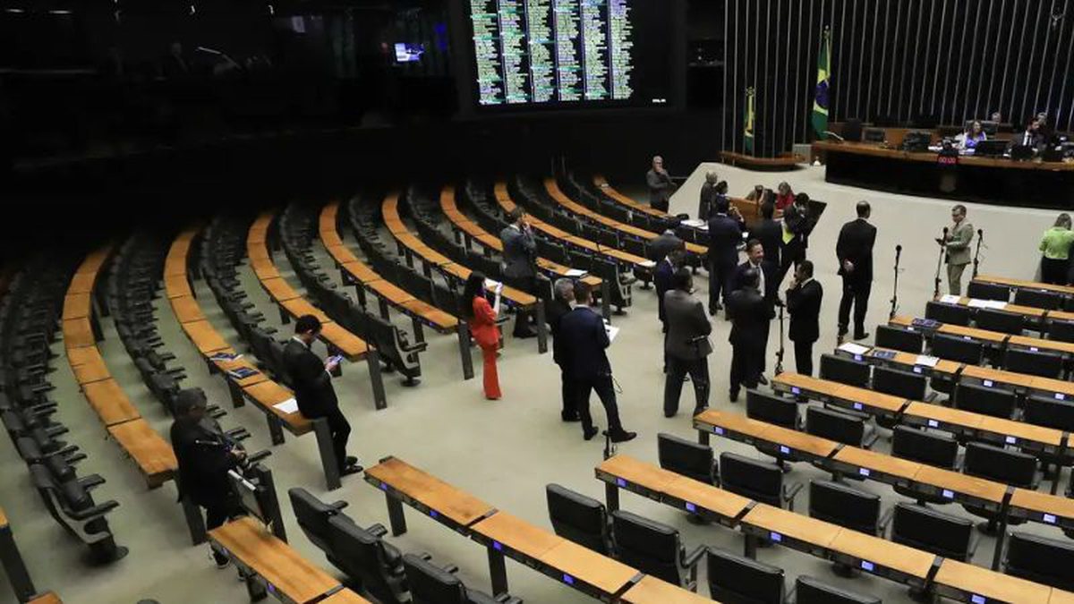Deputado baiano se declara preto após ser pardo e branco em outras eleições