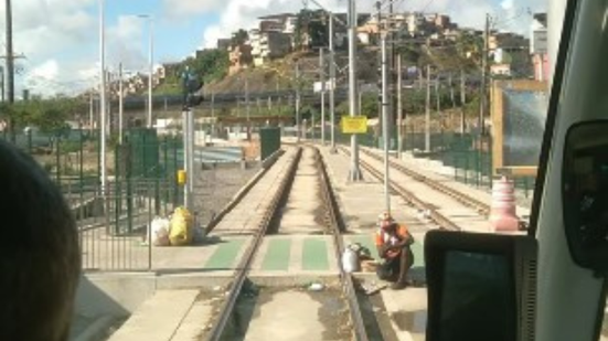 Morador de rua nos trilhos do VLT - Reprodução/Instagram/@isaacdossantosmachado