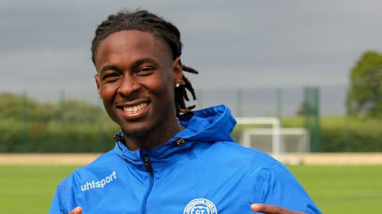 Quevin Castro, jogador luso-inglês de 25 anos do Real Sport Clube, morreu na manhã deste sábado (22), após passar mal durante um jogo contra o clube  Estrela da Amadora, no Estádio das Seixas, na Malveira, em Portugal. - Redes sociais