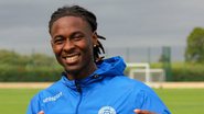 Quevin Castro, jogador luso-inglês de 25 anos do Real Sport Clube, morreu na manhã deste sábado (22), após passar mal durante um jogo contra o clube  Estrela da Amadora, no Estádio das Seixas, na Malveira, em Portugal. - Redes sociais