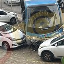 Imagem URGENTE: Ônibus perde controle e invade estacionamento da UFBA