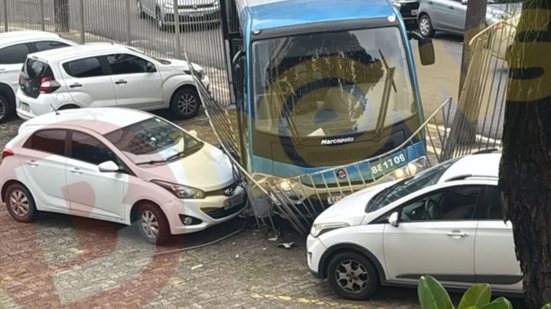 Imagem URGENTE: Ônibus perde controle e invade estacionamento da UFBA