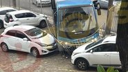 Imagem Motorista de ônibus passa mal, perde controle do veículo e invade estacionamento da UFBA