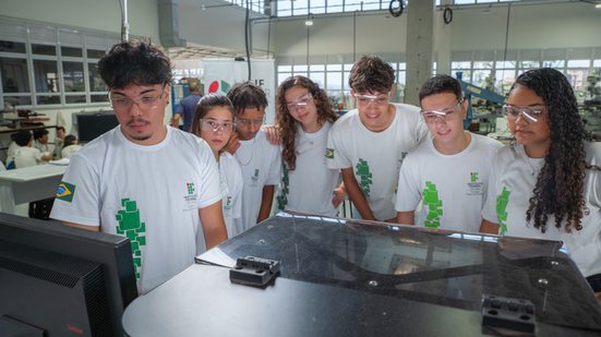 O programa buscar promover a inserção de jovens e adultos no mercado de trabalho. - IFSP/Olhar Imaginário
