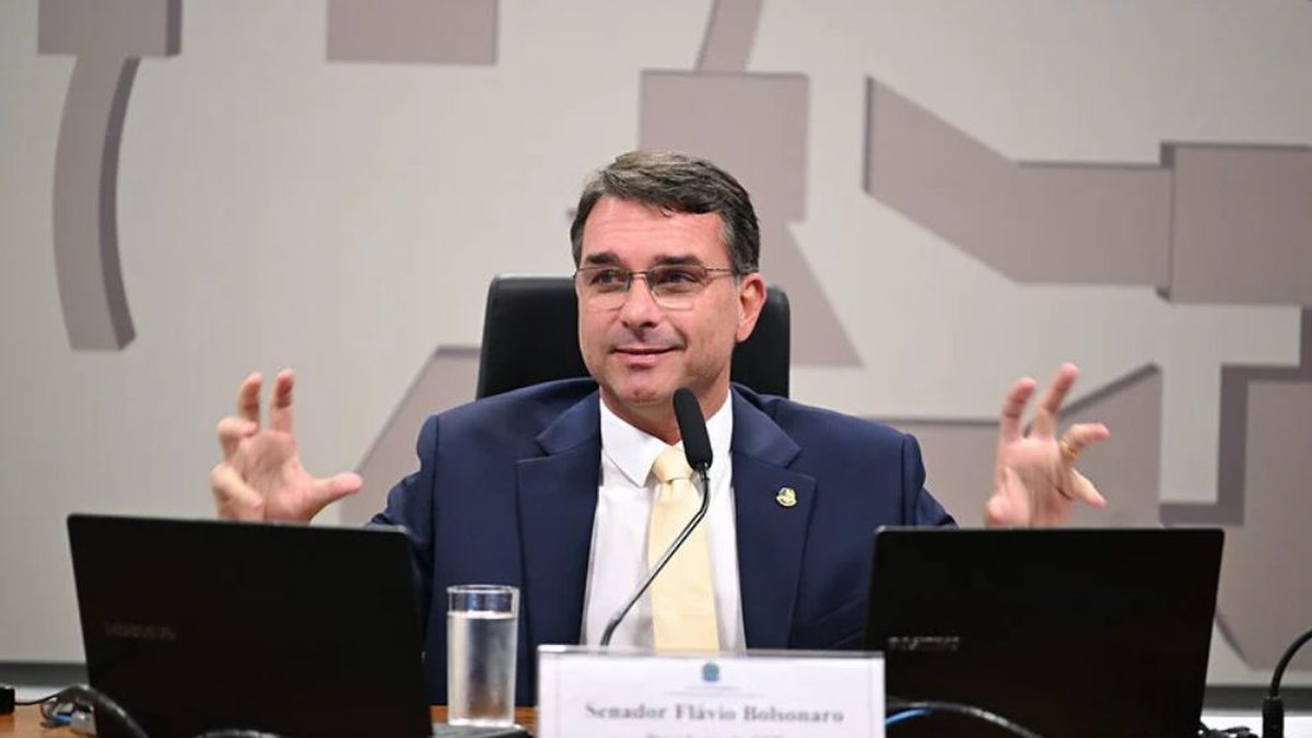 Flávio Bolsonaro vai à Justiça após Lula pedir votos a Jaques Wagner e Rui Costa em convenção na Bahia - QTU Questões do Universo