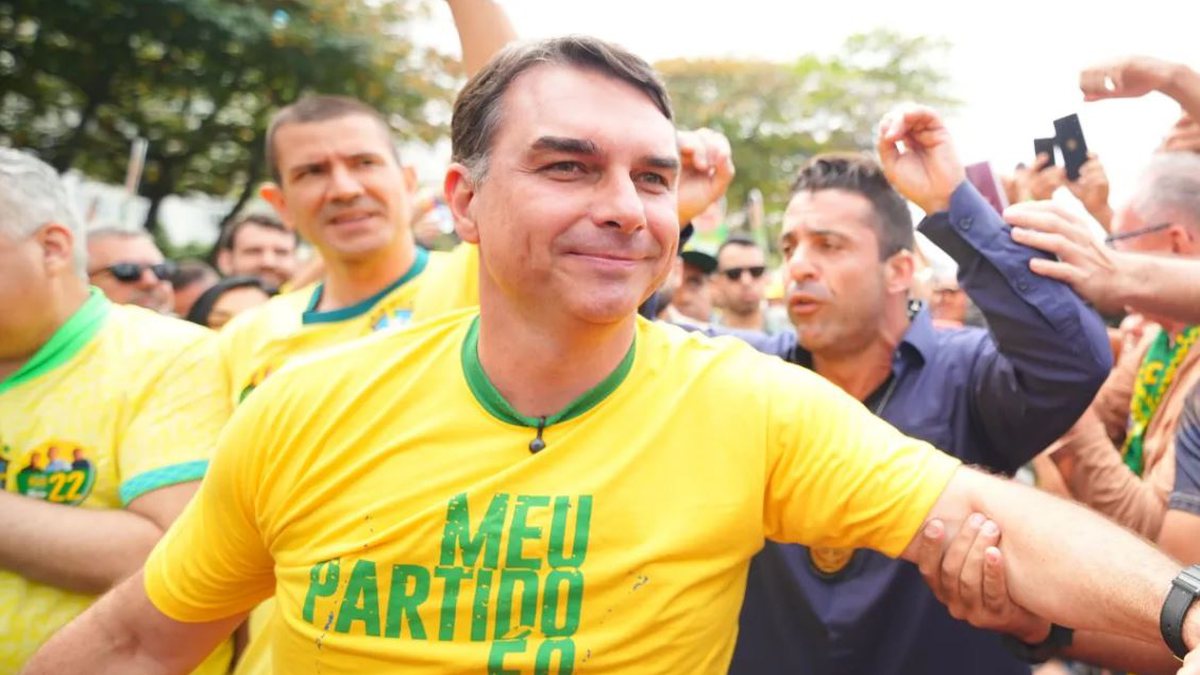 Flávio Bolsonaro reúne nomes do PIB e diz como pretende blindar a área econômica do Centrão - QTU Questões do Universo