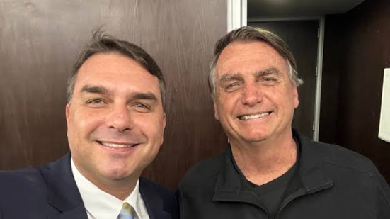 Flávio Bolsonaro e Jair Bolsonaro - Reprodução/Redes Sociais
