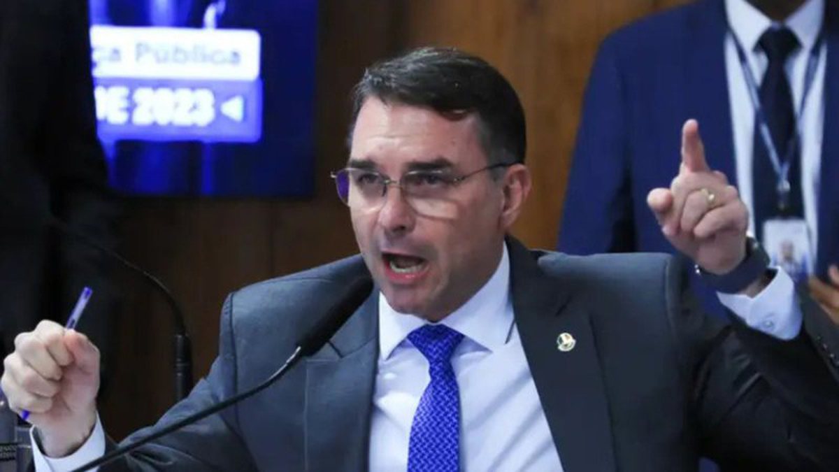 Flávio Bolsonaro reage a Moraes após veto a visita ao pai: "Isso tem dia e hora para acabar!"