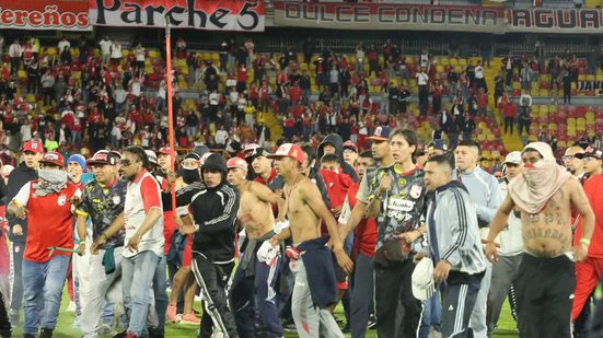 Um grupo de torcedores do Independiente Santa Fé conseguiu invadir o campo por volta dos 33 minutos do primeiro tempo - Redes sociais