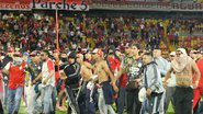 Um grupo de torcedores do Independiente Santa Fé conseguiu invadir o campo por volta dos 33 minutos do primeiro tempo - Redes sociais