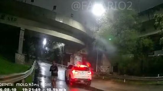 Pneu fura, suspeitos armados aparecem e motorista dá ré para escapar de assalto\u003B ASSISTA