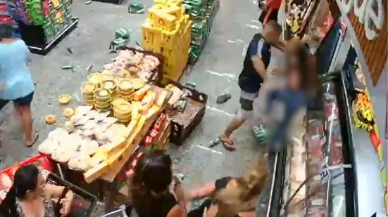 Mulher é morta a facadas pelo companheiro na fila de açougue de supermercado