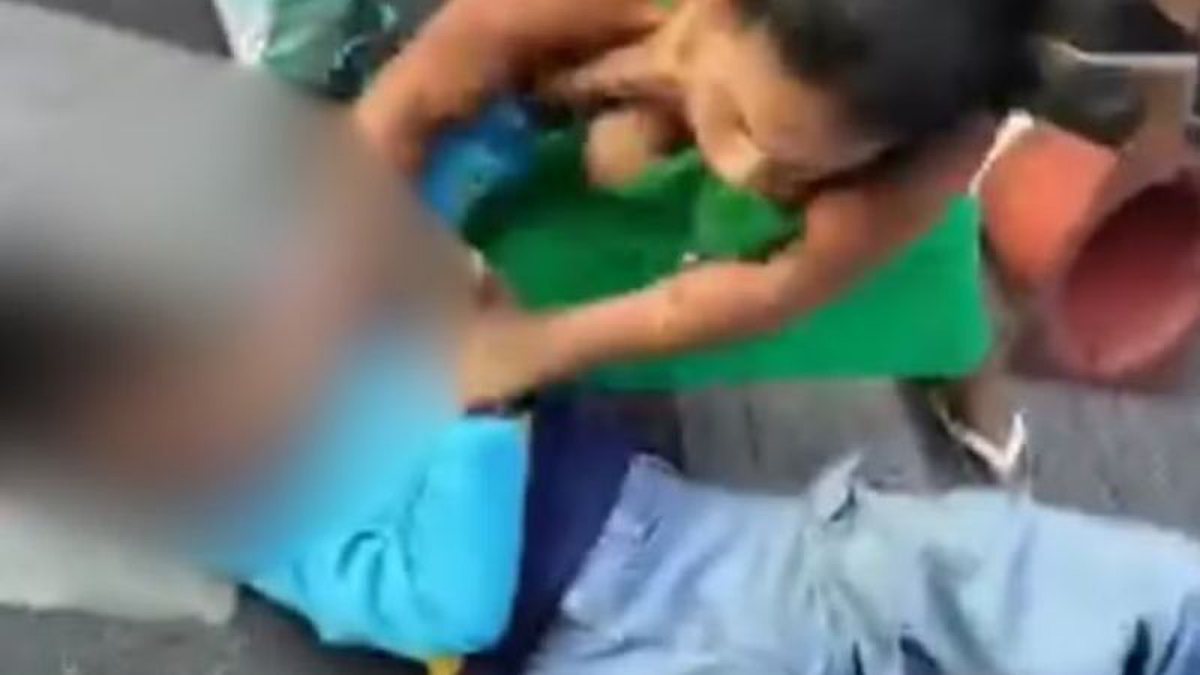IMAGENS FORTES: Menina de 12 anos sofre traumatismo craniano após ser espancada por mulher na porta de escola
