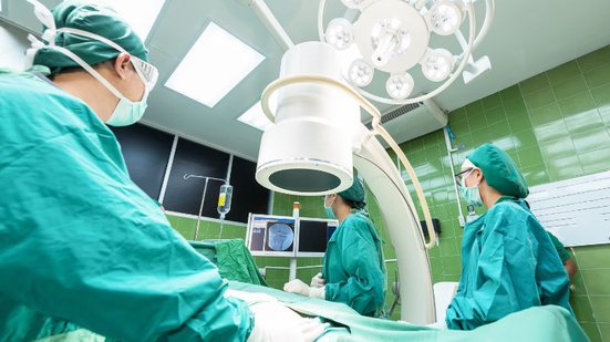 Imagem Perdeu a visão após plástica: Médico famoso é condenado a pagar R$ 162 mil e pensão vitalícia a paciente