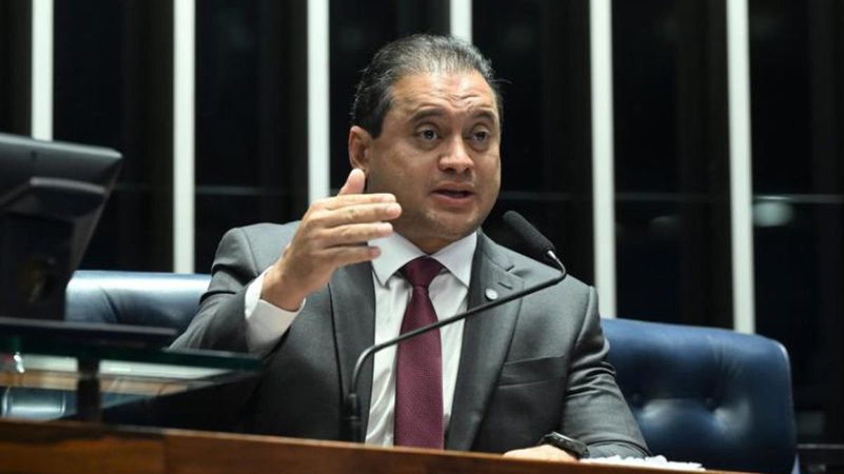 PF nas ruas: Senador é alvo de operação que investiga lavagem de dinheiro e desvio de R$ 6,3 bilhões do INSS - QTU Questões do Universo